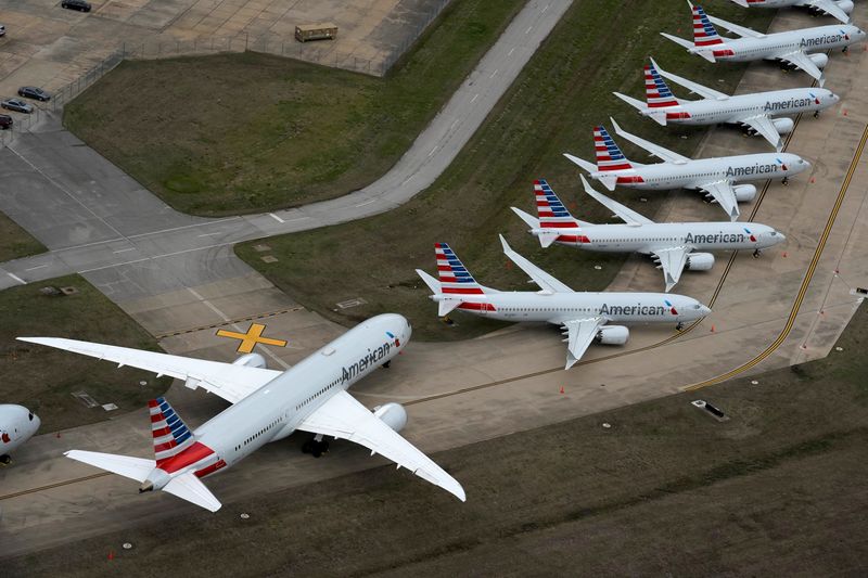 © Reuters. FILE PHOTO: American Airlines passenger planes crowd a runway where they are parked at Tulsa International Airport in Tulsa