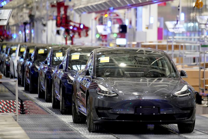 © Reuters. FILE PHOTO: Tesla China-made Model 3 vehicles are seen during a delivery event at its factory in Shanghai