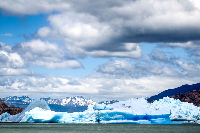 &copy; Reuters. Imagen de archivo de un gran bloque de hielo roto del glaciar Grey flotando en el Parque Nacional Torres del Paine, en Chile