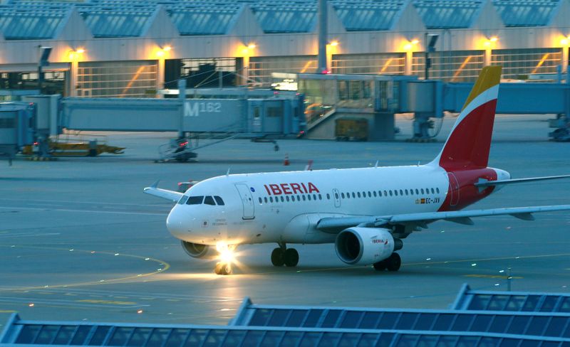 &copy; Reuters. FOTO DE ARCHIVO: Un avión Airbus A319-100 de la aerolínea española Iberia en el aeropuerto internacional de Múnich