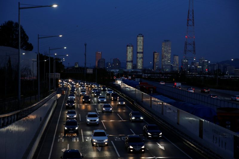 &copy; Reuters. Vehicles travel in a traffic jam during rush hour, amid concerns about the spread of the coronavirus disease (COVID-19), in Seoul