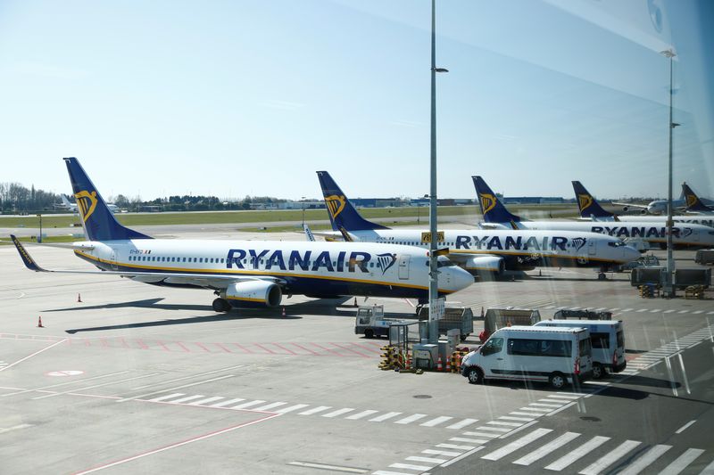 &copy; Reuters. FOTO DE ARCHIVO: Aviones de Ryanair estacionados en la pista antes del cierre del aeropuerto de Charleroi Sur de Bruselas, Charleroi