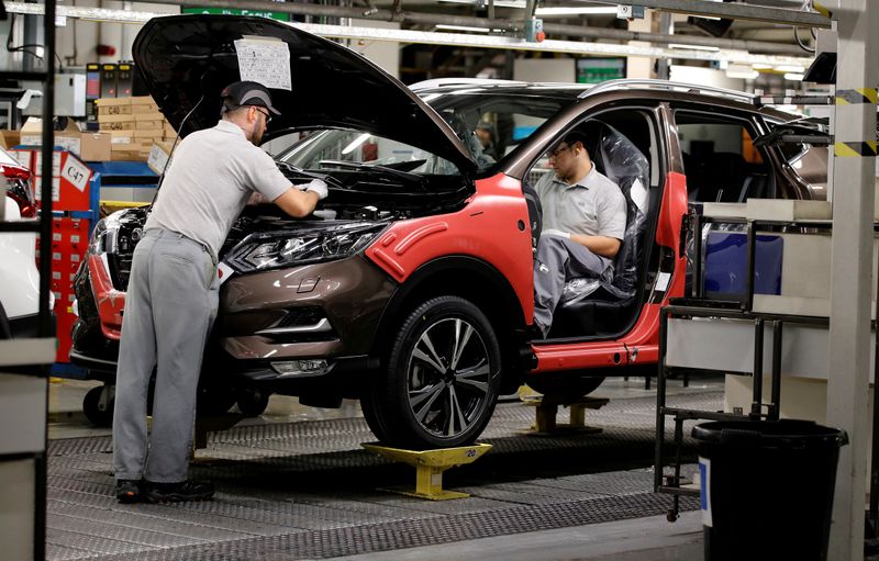&copy; Reuters. FILE PHOTO: Workers are seen on the production line at Nissan&apos;s car plant in Sunderland Britain