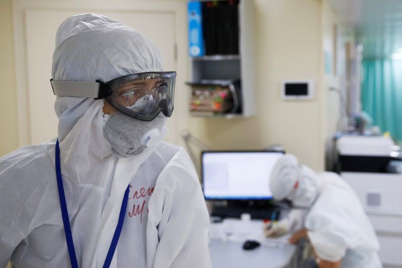 &copy; Reuters. FOTO DE ARCHIVO: Trabajadores sanitarios con equipo de protección personal (PPE) trabajan en la Unidad de Cuidados Intensivos (UCI), Centro ECMO del Hospital Clínico de la Ciudad Número 52, en Moscú, Rusia, el 28 de abril de 2020.