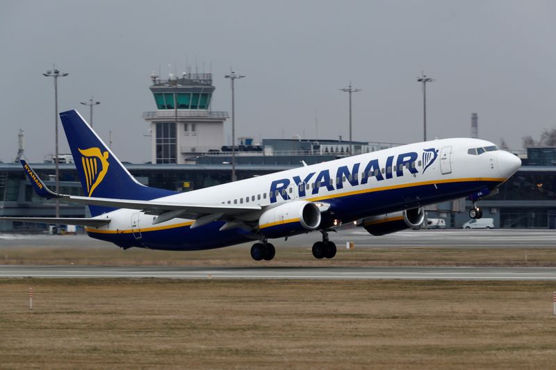 &copy; Reuters. FILE PHOTO: A Ryanair Boeing 737-8AS takes off before all international flights were cancelled in Riga