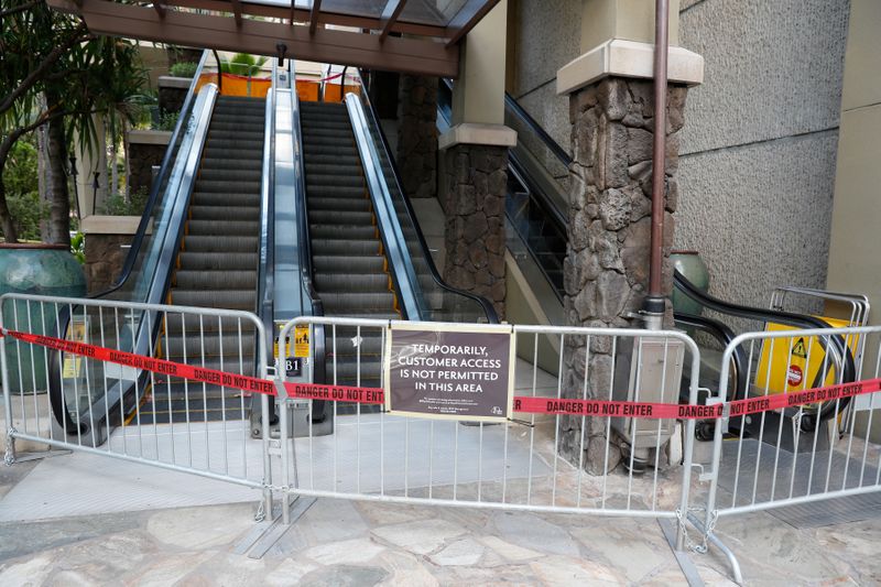 &copy; Reuters. Access for costumers is closed at a shopping center due to the business downturn caused by the spread of the coronavirus disease (COVID-19), in the tourist district of Waikiki, in Honolulu