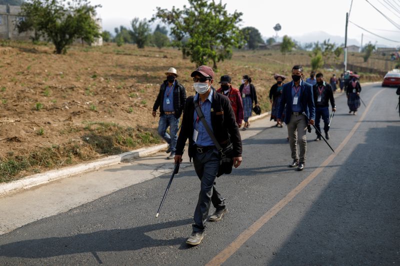 &copy; Reuters. Community members patrol the village of Pasajoc amid the outbreak of the coronavirus disease (COVID-19), in Totonicapan