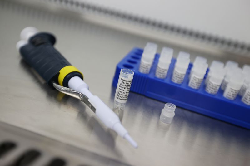 &copy; Reuters. El equipo de laboratorio se ve en Cobra Biologics, donde los científicos están trabajando en una posible vacuna para COVID-19, en Keele, Reino Unido, el 30 de abril de 2020