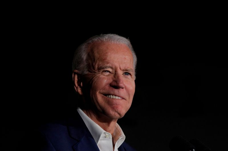 &copy; Reuters. FOTO DE ARCHIVO: El candidato presidencial demócrata estadounidense y exvicepresidente Joe Biden habla durante un acto de campaña en el Tougaloo College en Tougaloo, Mississippi