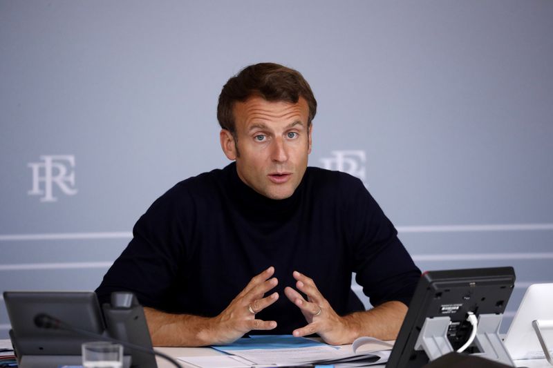 &copy; Reuters. El presidente francés Emmanuel Macron asiste a una videoconferencia en el Palacio del Elíseo en París (Francia), el 30 de abril de 2020