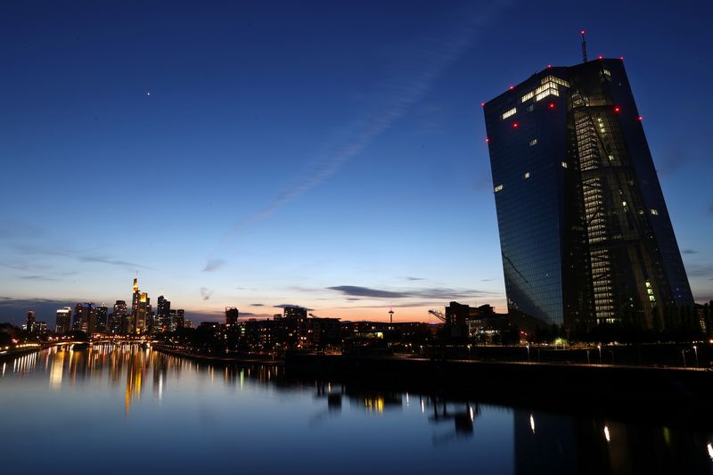&copy; Reuters. FOTO DE ARCHIVO: La sede del Banco Central Europeo (BCE) es fotografiada durante la puesta de sol en Fráncfort, Alemania, el 28 de abril de 2020