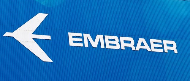 &copy; Reuters. Foto de archivo. El logo de Embraer se observa en su planta de Sao Jose dos Campos, Brasil