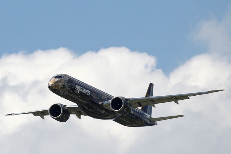 © Reuters. FILE PHOTO: An Embraer E195-2 performs during the 53rd International Paris Air Show at Le Bourget Airport near Paris