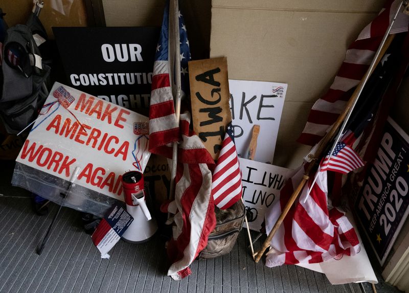 © Reuters. FILE PHOTO: Senators vote to approve the extension of Governor Gretchen Whitmer's emergency declaration in Lansing