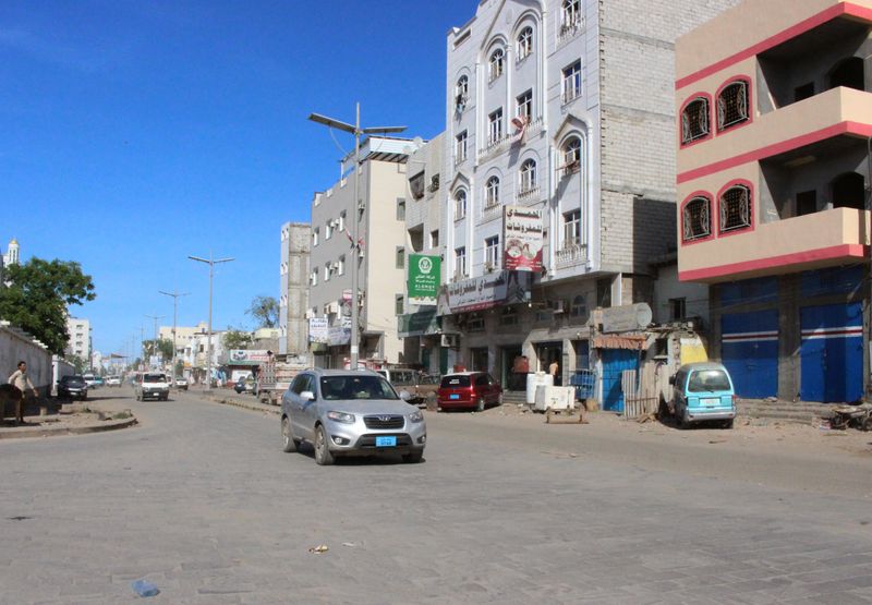 © Reuters. FILE PHOTO: A view of a street during a curfew amid concerns about the spread of the coronavirus disease (COVID-19) in Aden