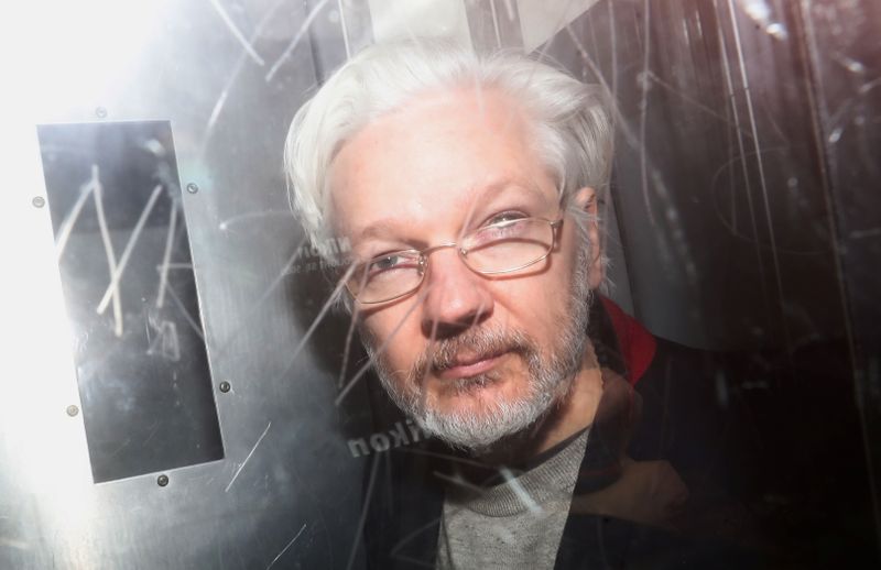 &copy; Reuters. FILE PHOTO: WikiLeaks&apos; founder Julian Assange leaves Westminster Magistrates Court in London