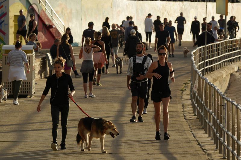 &copy; Reuters. FOTO DE ARCHIVO: Las personas caminan y trotan al costado de la playa de Bondi después de la reapertura a surfistas y nadadores tras el cierre para frenar la propagación de la enfermedad por coronavirus (COVID-19), en Sídney, Australia