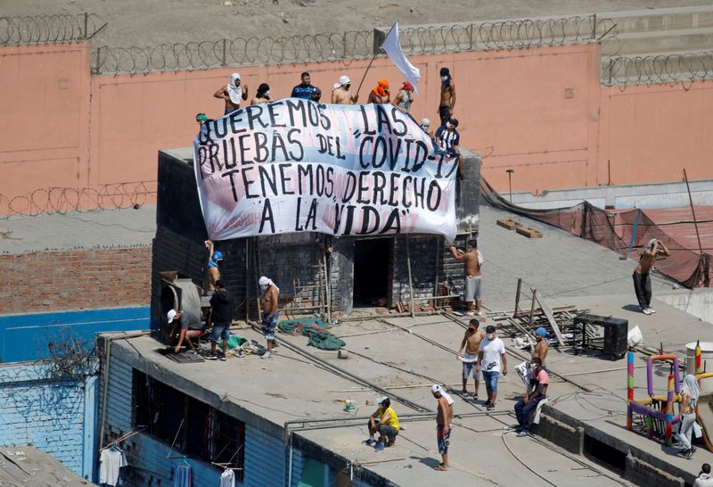 &copy; Reuters. Foto de archivo. Internos en el penal de Lurigancho protestan tras un motín en el penal Miguel Castro Castro, donde los internos exigían mejores medidas sanitarias y atención médica por el coronavirus (COVID-19) en Lima, Perú.