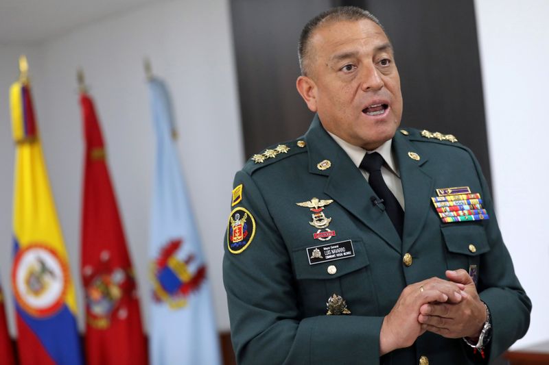 &copy; Reuters. Foto de archivo. El Comandante de las Fuerzas Militares de Colombia, general Luis Fernando Navarro, habla durante una entrevista con Reuters en su oficina en Bogotá