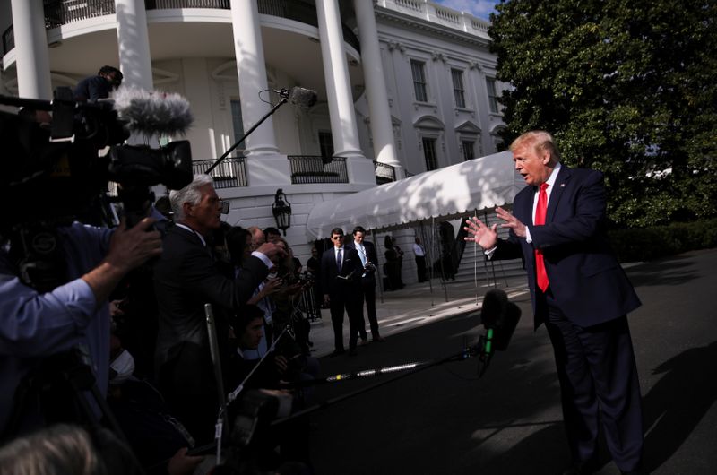 &copy; Reuters. El presidente de Estados Unidos Donald Trump habla con los periodistas mientras en la Casa Blanca en Washington, EEUU, el 1 de mayo de 2020