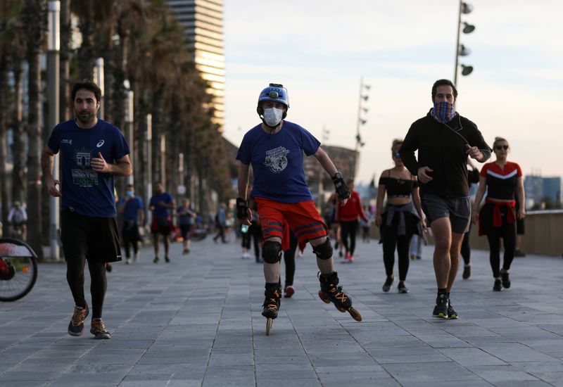 &copy; Reuters. Personas se ejercitan en la playa de la Barceloneta durante las horas en que se permite el deporte individual al aire libre, por primera vez desde que se anunció las medidas de confinamiento en Barcelona, España, el 2 de mayo de 2020