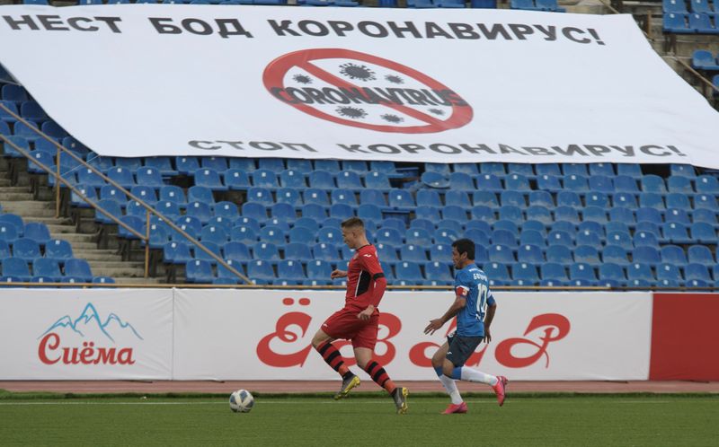 &copy; Reuters. Баннер против коронавируса на трибуне стадиона во время матча за Суперкубок Таджикистана между клубами &quot;Истиклол&quot; и &quot;Худжанд&quot;