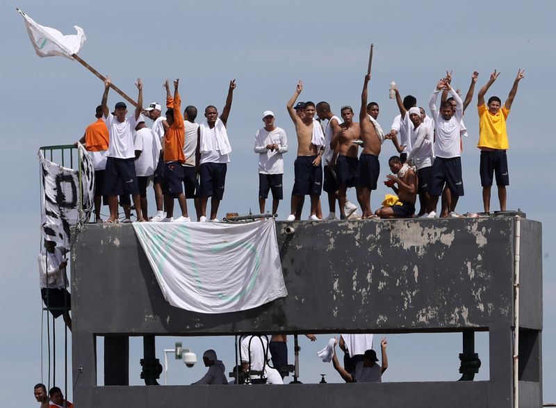 © Reuters. Inmates at Puraquequara's prison are seen on the roof during a riot following an outbreak of the coronavirus disease (COVID-19), in Manuas