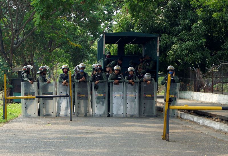 &copy; Reuters. Relatives of inmates protest outside Los Llanos penitentiary after a riot erupted inside the prison leaving dozens of dead as the spread of the coronavirus disease (COVID-19) continues in Guanare