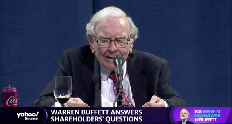 &copy; Reuters. Warren Buffett se dirige a los accionistas en la reunión anual de Berkshire Hathaway Inc, que se transmitió virtualmente debido a la pandemia de la enfermedad por coronavirus (COVID-19), en Omaha, Nebraska.