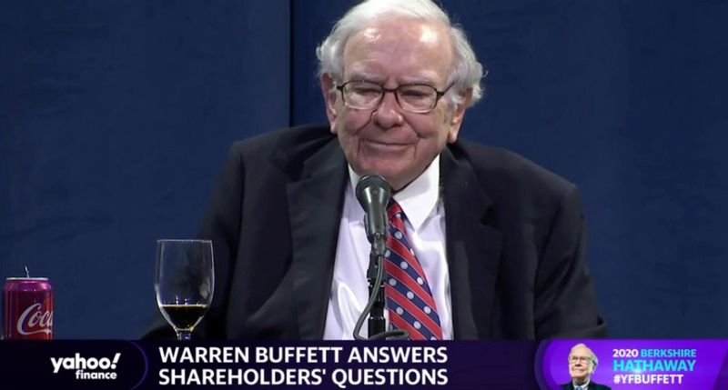 © Reuters. Video grab of Warren Buffett addressing shareholders at the annual meeting of his Berkshire Hathaway Inc, which is being virtually broadcast due to the coronavirus disease (COVID-19) pandemic, in Omaha