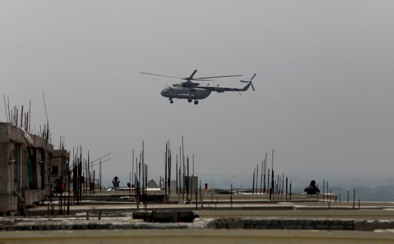 &copy; Reuters. بتحليق المقاتلات وفرق الموسيقى العسكرية.. الجيش الهندي يشكر العاملين الصحيين