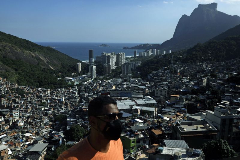 &copy; Reuters. Imagen de archivo del líder comunitario William de Oliveira en la favela de Rocinha durante la pandemia del COVID-19, la enfermedad causada por el coronavirus, en Rio de Janeiro