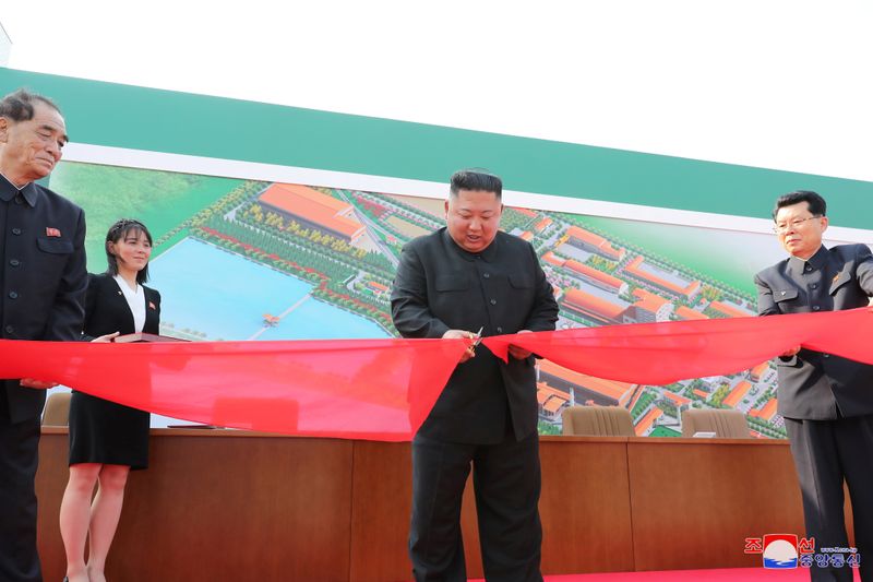 &copy; Reuters. El líder de Corea del Norte, Kim Jong Un, asiste la ceremonia de finalización de la construcción de una planta de fertilizantes junto a su hermana menor Kim Yo Jong, en una región del norte de la capital, Pyongyang