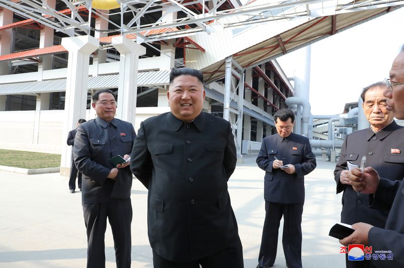 &copy; Reuters. El líder norcoreano Kim Jong Un asiste a la finalización de una planta de fertilizantes, en una región al norte de la capital, Pyongyang, Corea del Norte, el 2 de mayo de 2020