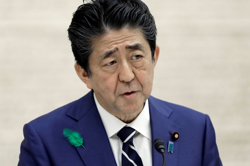 &copy; Reuters. إعلام : رئيس وزراء اليابان يبحث مع خبراء تمديد حالة الطوارئ حتى 31 مايو