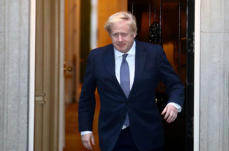 &copy; Reuters. FOTO DE ARCHIVO: El primer ministro británico Boris Johnson en las afueras de 10 Downing Street, en Londres, Reino Unido, el 30 de abril de 2020