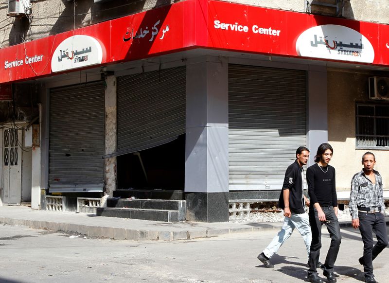 &copy; Reuters. رامي مخلوف قطب الأعمال السوري يقول إن قوات الأمن بدأت في اعتقال موظفين في شركاته
