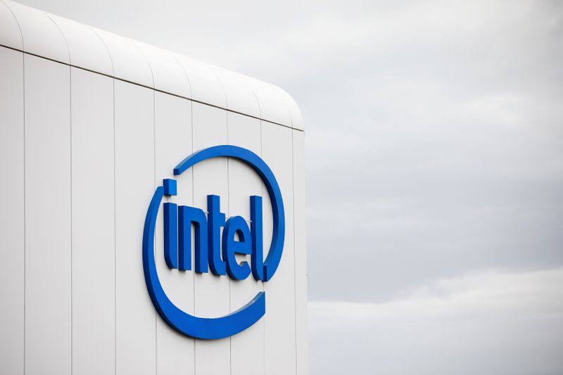 &copy; Reuters. FILE PHOTO: U.S. chipmaker Intel Corp&apos;s logo is seen on their &quot;smart building&quot; in Petah Tikva, near Tel Aviv