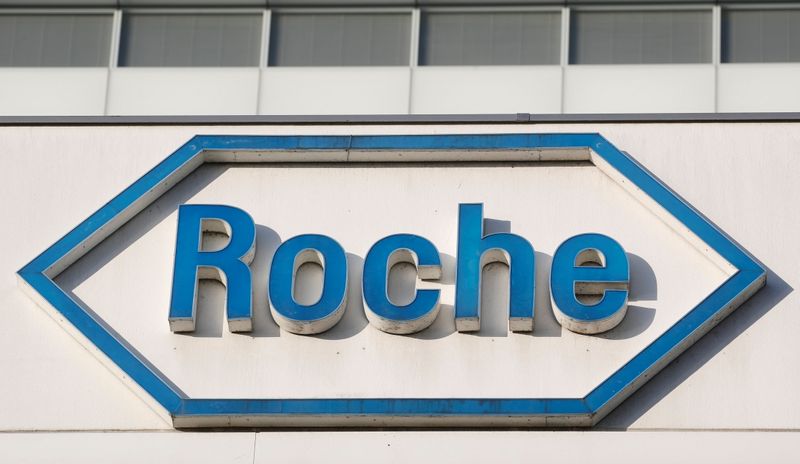 &copy; Reuters. Foto de archivo del logo de Roche en el edificio de la empresa en Basilea