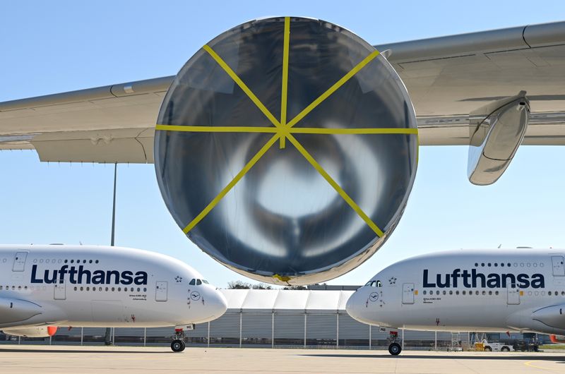 &copy; Reuters. FOTO DE ARCHIVO: Dos Airbus A380-800 de Lufthansa aparcados en Fráncfort, Alemania, el 23 de marzo de 2020