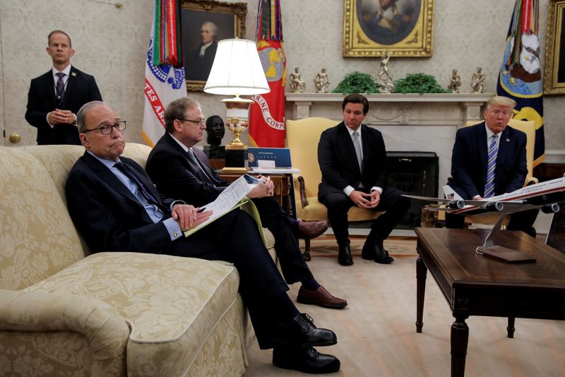 © Reuters. FOTO DE ARCHIVO: Kudlow, principal asesor económico de la Casa Blanca, asiste a la reunión de respuesta al coronavirus de Trump-DeSantis en la Casa Blanca en Washington