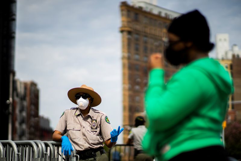 &copy; Reuters. Un guardabosques urbano habla con gente después de quedarse sin máscaras durante una distribución gratuita en la Plaza del Gran Ejército, durante el brote de la enfermedad coronavirus (COVID-19) en el barrio de Brooklyn de la ciudad de Nueva York.