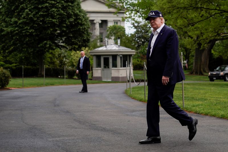 © Reuters. U.S. President Trump walks returns to the White House in Washington