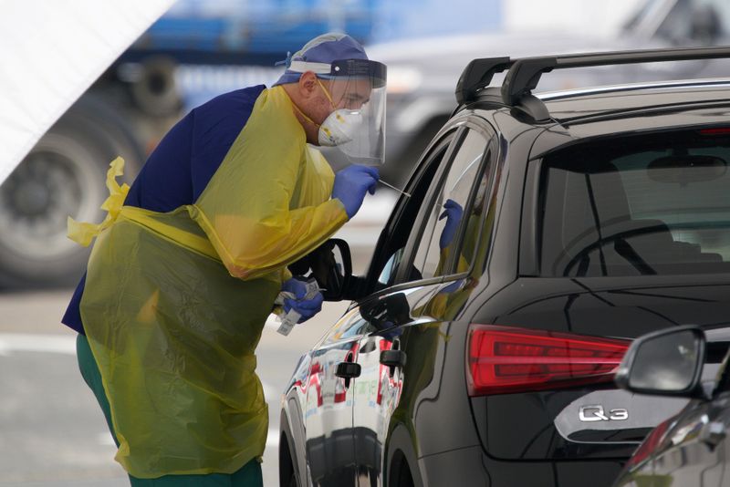 &copy; Reuters. FILE PHOTO: Bondi Beach drive-through testing centre for the coronavirus disease (COVID-19) in Sydney