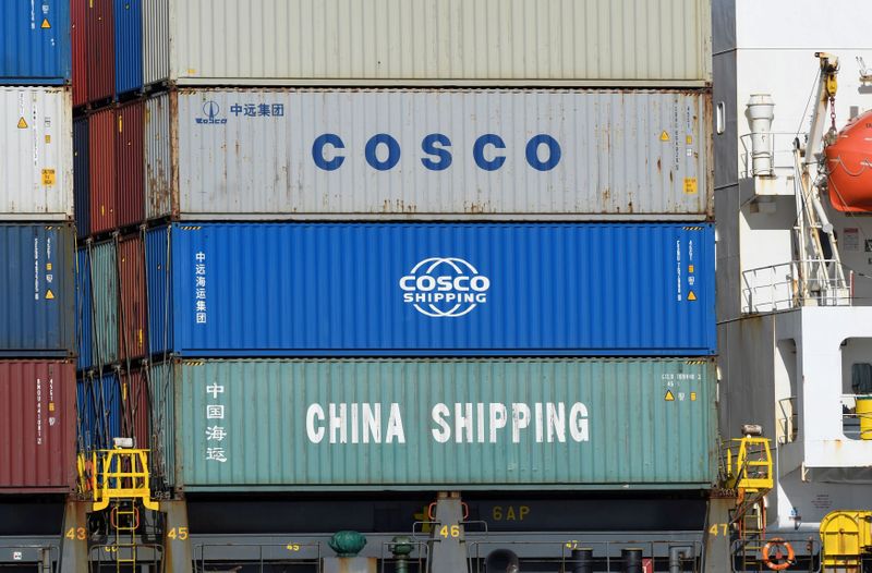 &copy; Reuters. FILE PHOTO: Containers of Chinese companies China Shipping and COSCO (China Ocean Shipping Company) are loaded on a container as it is leaving the port in Hamburg