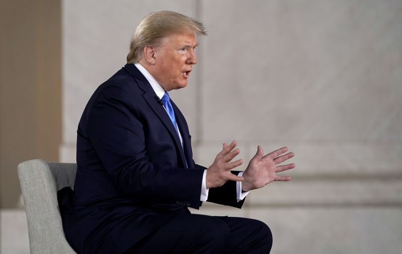 &copy; Reuters. Il presidente degli Stati Uniti Donald Trump durante un incontro virtuale con gli elettori dal Lincoln Memorial di Washington trasmesso da Fox News