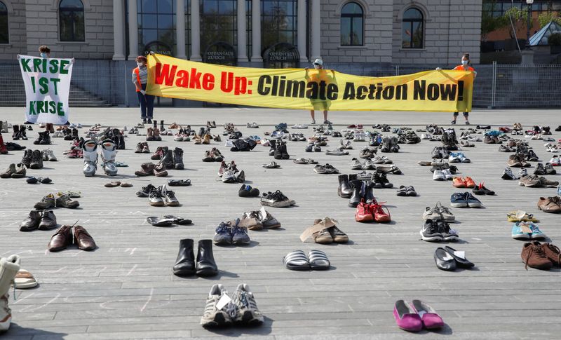 &copy; Reuters. FOTO DE ARCHIVO: Activistas medioambientales de Swiss Klimastreik Schweiz  en Zúrich