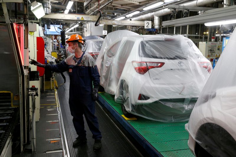 &copy; Reuters. FILE PHOTO: Toyota Motor Manufacturing France resumes operations after five week closure amid the coronavirus disease (COVID-19) outbreak