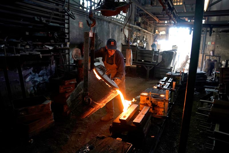 &copy; Reuters. FOTO DE ARCHIVO: Un operario vierte hierro fundido en un molde en Mañaria