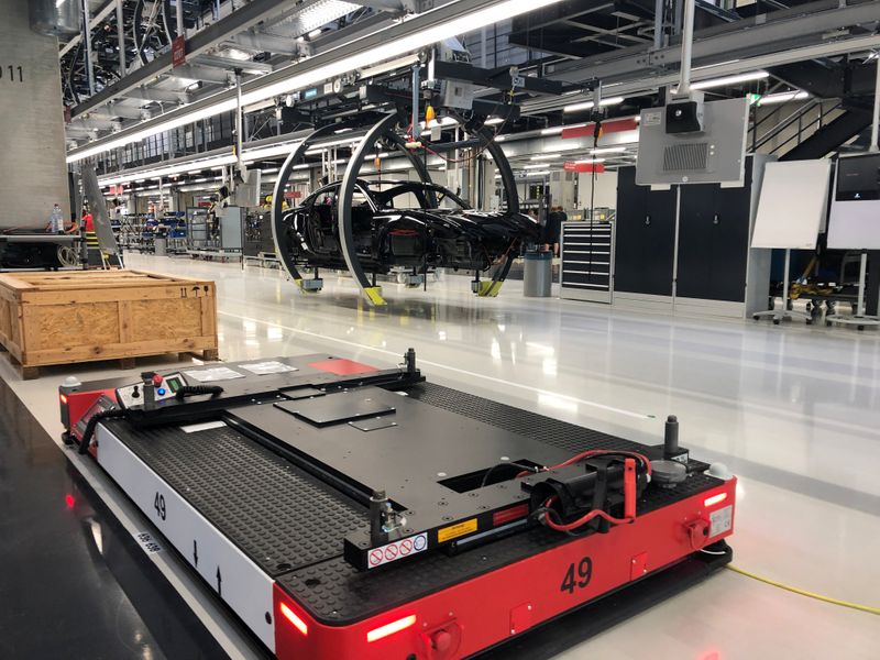 &copy; Reuters. Automated vehicles carry parts for building Porsche Taycan electric cars at Porsche&apos;s Zuffenhausen manufacturing complex, in Stuttgart